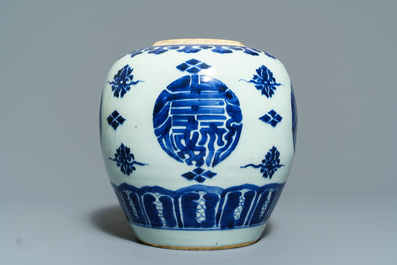 A varied collection of Chinese porcelain, 17/18th C.