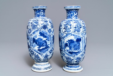 Une paire de vases en porcelaine de Chine bleu et blanc &agrave; d&eacute;cor d'animaux mythiques, Kangxi