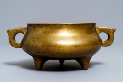 Een Chinese bronzen driepotige wierookbrander, Qianlong merk, 19e eeuw