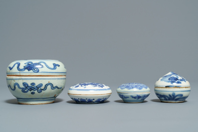 Une collection vari&eacute;e en porcelaine de Chine bleu et blanc, Ming et apr&egrave;s