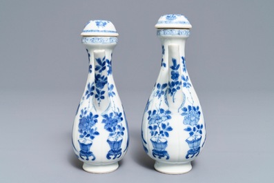 Une paire de verseuses couvertes en porcelaine de Chine bleu et blanc, Kangxi