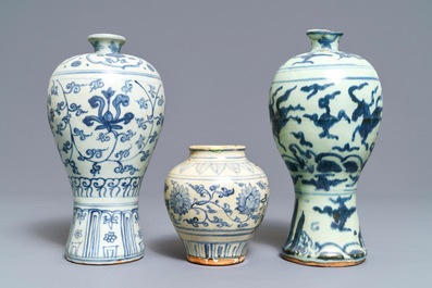 Drie Chinese blauwwitte vazen, Ming