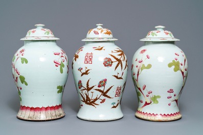 Une paire et un vase individuel en porcelaine de Chine famille rose, 19&egrave;me