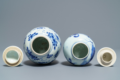 Cinq vases en porcelaine de Chine bleu et blanc, Kangxi