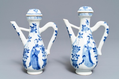 Une paire de verseuses couvertes en porcelaine de Chine bleu et blanc, Kangxi