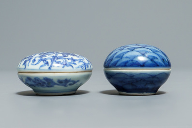 Two Chinese blue and white Hatcher Cargo bowls, two wine cups and two boxes, Transitional period