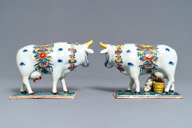 Deux mod&egrave;les de vaches sur un tertre en fa&iuml;ence de Delft polychrome, 18&egrave;me