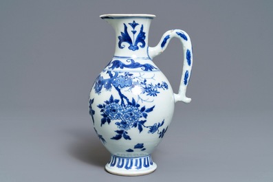 Een Chinese blauwwitte kan met floraal decor, Transitie periode