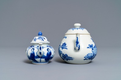 Twee Chinese blauwwitte theepotten met deksels, Jiajing en Yu merken, Kangxi