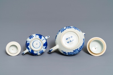 Deux th&eacute;i&egrave;res couvertes en porcelaine de Chine bleu et blanc, marques Yu et Jiajing, Kangxi