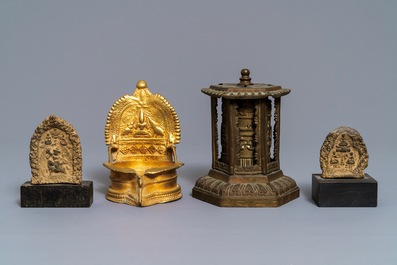 Een collectie diverse Tibetaanse votieve objecten, 19/20e eeuw
