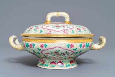 Een Chinese famille rose terrine met floraal decor, Guangxu merk, 19/20e eeuw