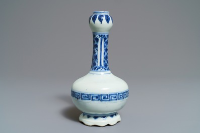 Deux vases et un repose-pinceaux en porcelaine de Chine bleu et blanc, Wanli/Kangxi