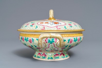 Une terrine couverte en porcelaine de Chine famille rose, marque de Guangxu, 19/20&egrave;me