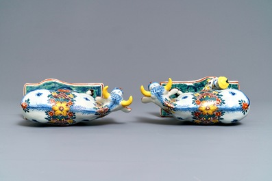 Deux mod&egrave;les de vaches sur un tertre en fa&iuml;ence de Delft polychrome, 18&egrave;me