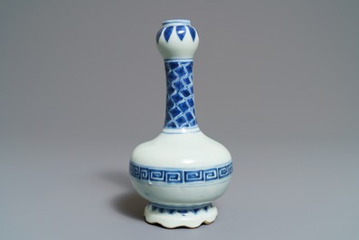 Deux vases et un repose-pinceaux en porcelaine de Chine bleu et blanc, Wanli/Kangxi