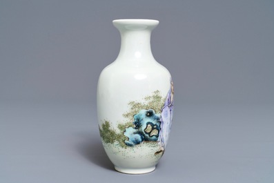 Un vase en porcelaine de Chine fencai &agrave; d&eacute;cor de figures dans un paysage, marque de Qianlong, R&eacute;publique, 20&egrave;me