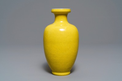 A Chinese monochrome yellow crackle-glazed vase, Kangxi mark, 19th C.