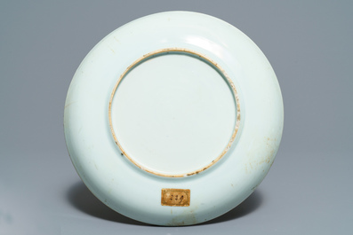 Une assiette, une bo&icirc;t&eacute; &agrave; th&eacute; et un bol sur piedouche en porcelaine de Chine, Kangxi/Yongzheng