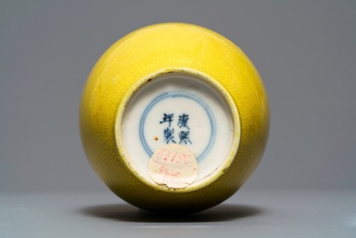 Un vase en porcelaine de Chine jaune monochrome, marque de Kangxi, 19&egrave;me