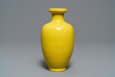 Een Chinese monochrome gele vaas met craquel&eacute; glazuur, Kangxi merk, 19e eeuw