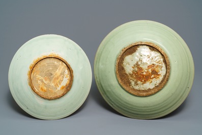 Twee Chinese Swatow celadon schotels met onderglazuur decor, Ming