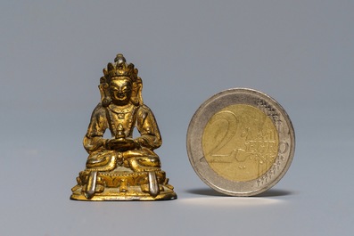 Een Sino-Tibetaanse verguld bronzen miniatuur figuur van Boeddha, 16/17e eeuw