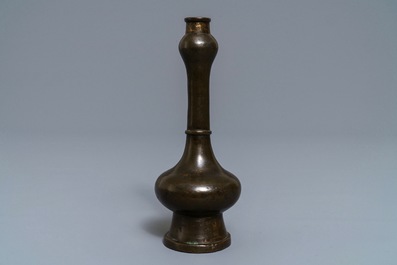 Un vase en bronze de forme dite &quot;t&ecirc;te d'ail&quot; aux taches de dorure,  Ming/Qing