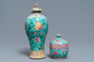 Une collection de tasses et soucoupes et un vase en porcelaine de Chine pour le march&eacute; Peranakan ou Straits, 19&egrave;me