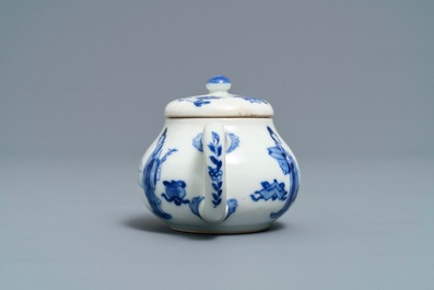 Een Chinese blauwwitte Yixing-stijl theepot en een Anhua bord, Tianqi en Kangxi