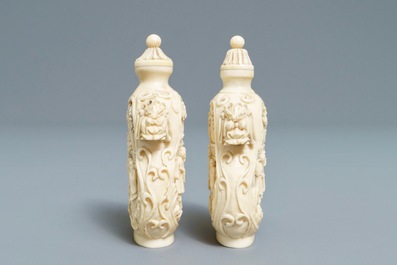 Een paar Chinese ivoren snuifflesjes, 19e eeuw