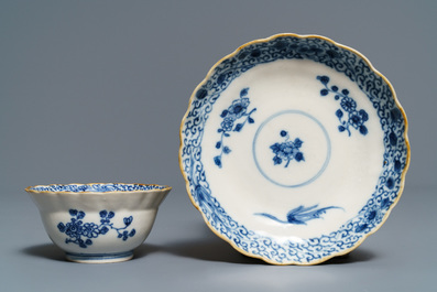 Twelve Chinese blue and white cups and saucers with floral design, Kangxi/Qianlong