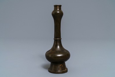 Een Chinese bronzen 'knoflook' vaas met goudspatten, Ming