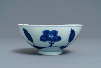 Un bol de style Ming en porcelaine de Chine bleu et blanc, marque et &eacute;poque de Yongzheng