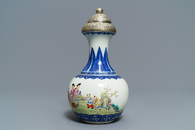 Deux plats et un vase en porcelaine de Chine famille rose, 19/20&egrave;me