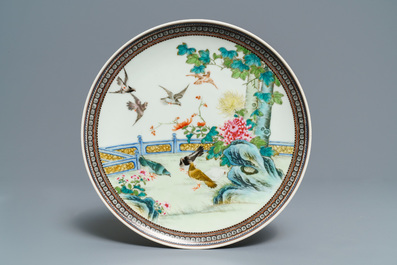 Deux plats et un vase en porcelaine de Chine famille rose, 19/20&egrave;me