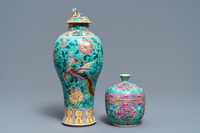 Een collectie Chinese famille rose kommen en een vaas voor de Peranakan of Straits markt, 19e eeuw