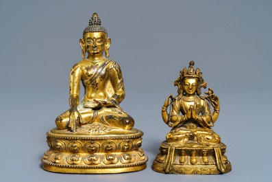 Twee Sino-Tibetaanse verguld bronzen figuren van Boeddha Shakyamuni en Avalokitesvara, 18/19e eeuw