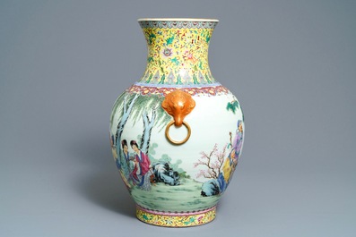 Un grand vase en porcelaine de Chine famille rose, marque de Qianlong, 20&egrave;me