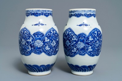 Une paire de vases et deux bols en porcelaine de Chine bleu et blanc, Kangxi