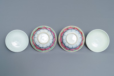 Une paire de bols couverts sur pr&eacute;sentoirs en porcelaine de Chine famille rose, Qianlong