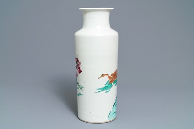 Un vase en porcelaine de Chine famille verte &agrave; d&eacute;cor de canards, 19/20&egrave;me