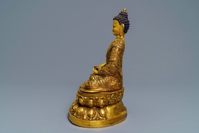 A large Chinese gilt bronze figure of Buddha Amitayus, 19/20th C.