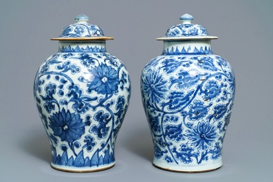 Deux vases couverts en porcelaine de Chine bleu et blanc, Kangxi