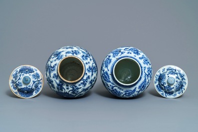 Deux vases couverts en porcelaine de Chine bleu et blanc, Kangxi