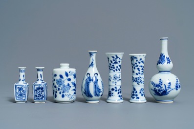 Zeven fraaie Chinese blauwwitte miniatuur vaasjes, Kangxi