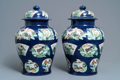 Une paire de vases couverts de style famille verte &agrave; fond bleu poudr&eacute;, Samson, Paris, 19&egrave;me