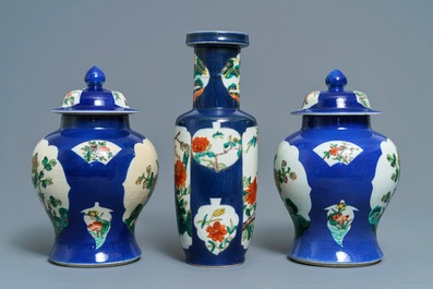 Trois vases en porcelaine de Chine famille verte sur fond bleu poudr&eacute;, 19&egrave;me