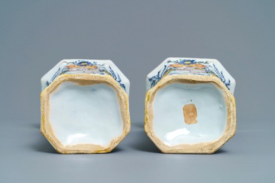 Une garniture de cinq vases en fa&iuml;ence de Delft polychrome &agrave; d&eacute;cor romantique, 18&egrave;me