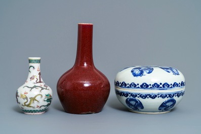 Deux vases et un bol couvert en porcelaine de Chine, 19&egrave;me